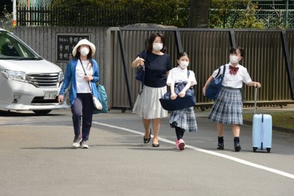 新入生が初登校 公式 学校法人秀明学園